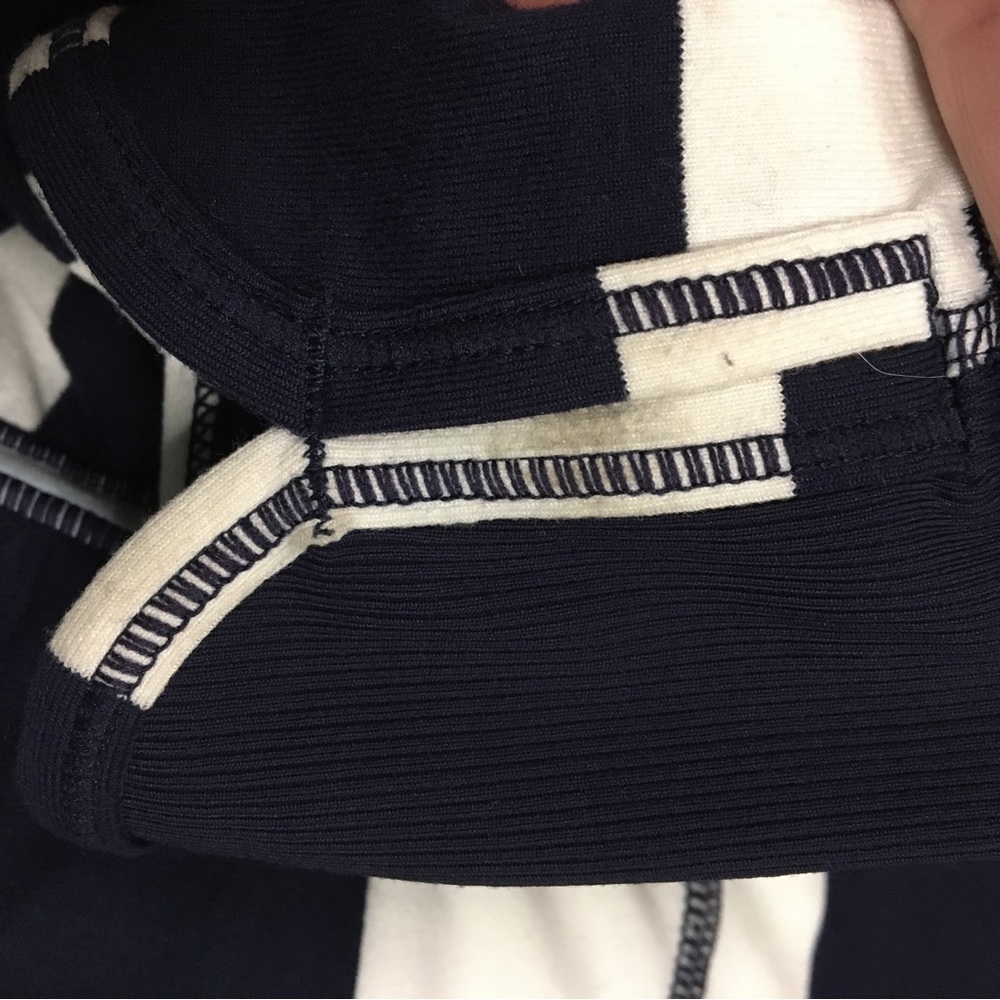 EUC LULULEMON Run Switchback Long Sleeve Navy White Stripe Shirt Size 4 - Picture 11 of 11